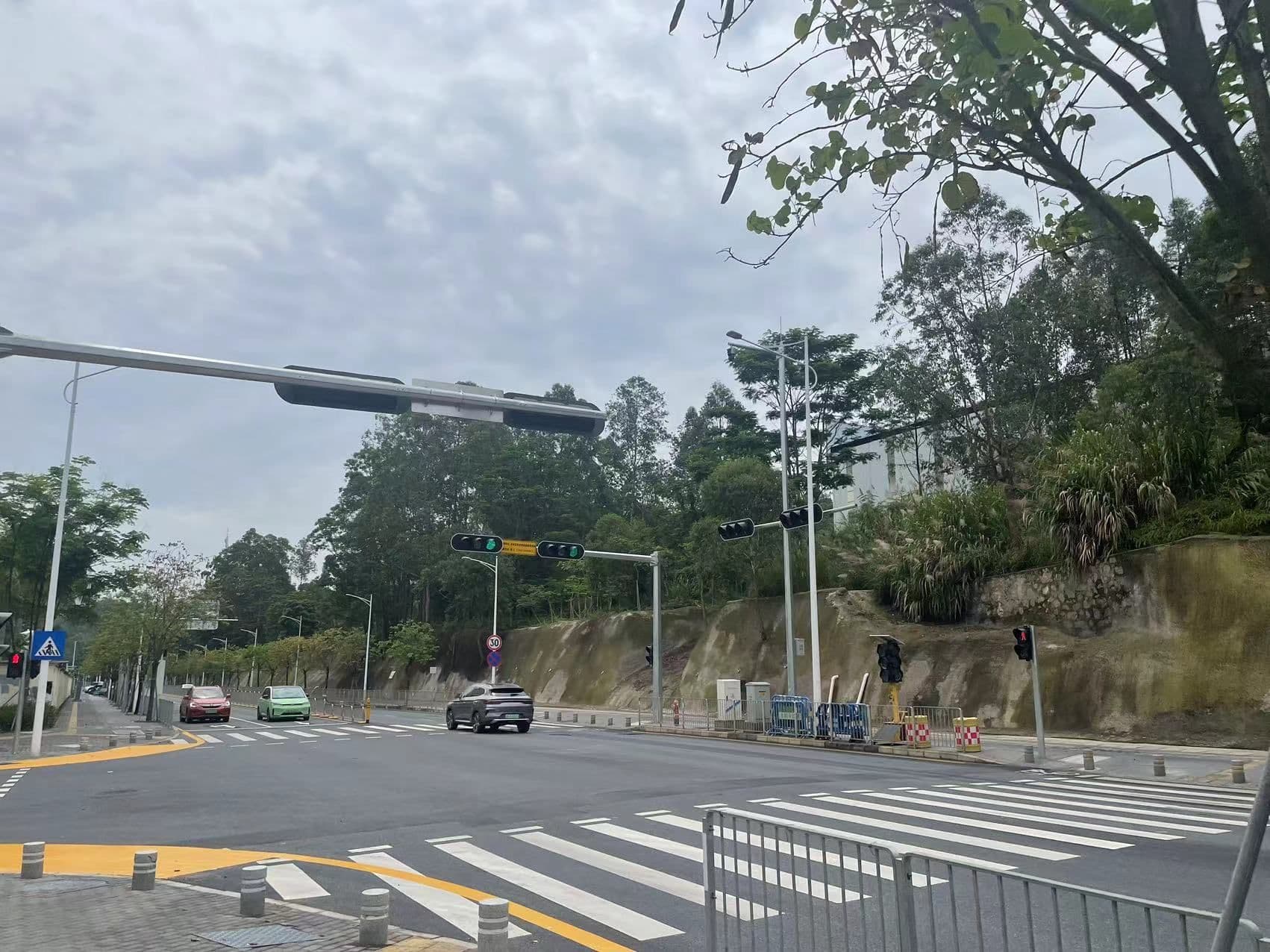 深圳两处路口红绿灯启用，市民遇到故障时这样处理最安全