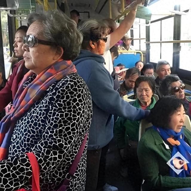 公交打响改革第一枪！60岁以上老人免费乘坐分时段，为何如此改革