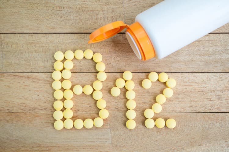 缺乏维生素B12，身体出现4种常见症状，5类人群应重点注意