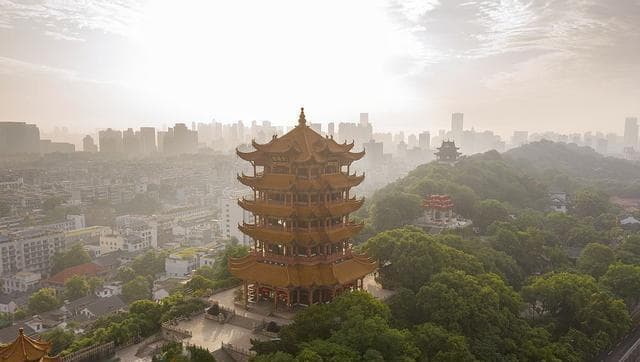 登黄鹤楼俯瞰长江奔腾，感受天下第一楼的雄伟气势