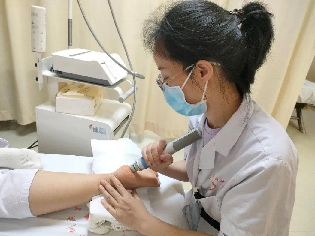 长时间站或走后脚底疼？试试冲击波吧！还有这些妙招也管用