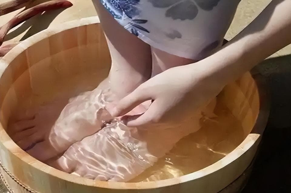 老年人冬季泡脚，时间越长越好吗？丨科普时间