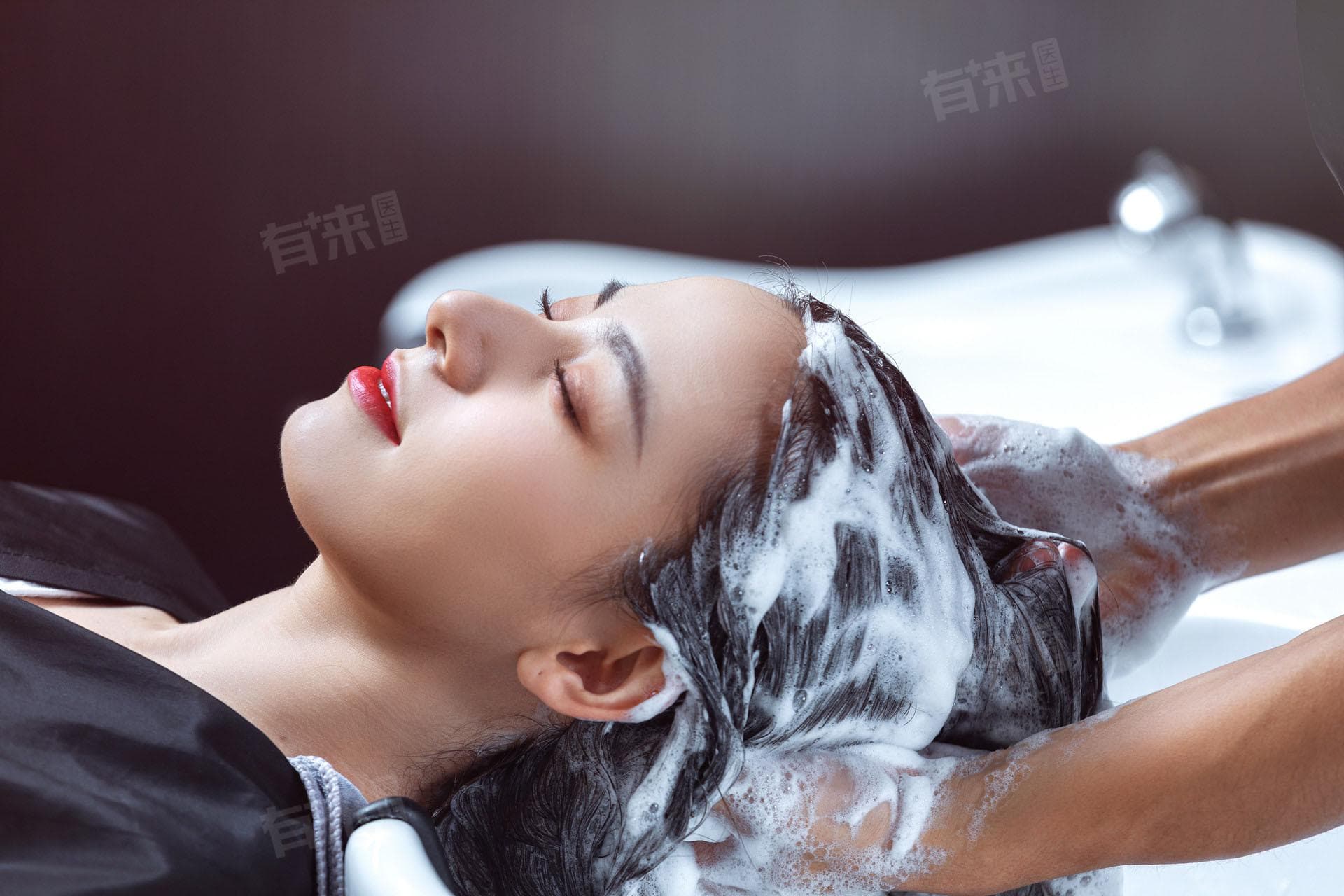 沐浴露可以洗头吗？专家解析其利弊与使用建议