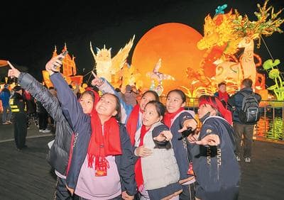 赏花灯 观民俗 话团圆：两岸同胞欢庆元宵佳节
