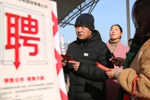 为何35岁会成为职场的年龄分界线？这道就业门槛如何破解？