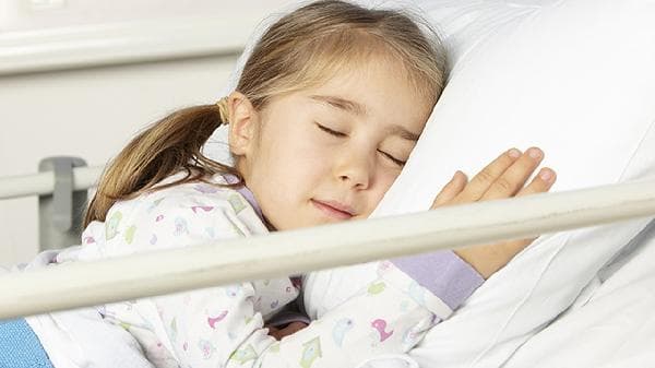 新生儿安全睡眠指南：正确睡姿与环境布置全攻略