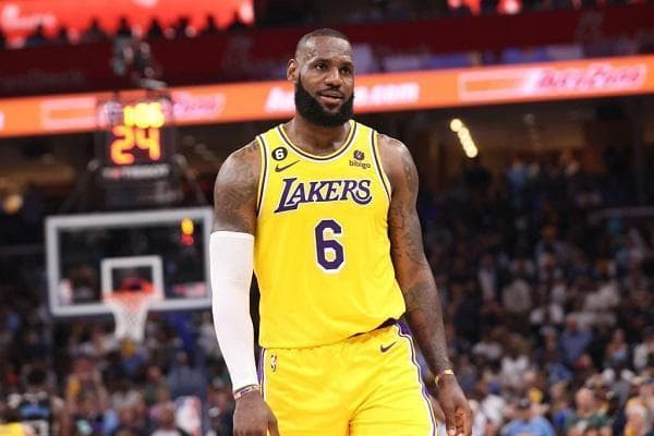 必须承认，NBA现役名副其实的超巨就5人 其他人最多算巨星
