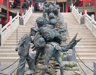 云南雕塑设计中，色彩运用有哪些特别之处？
