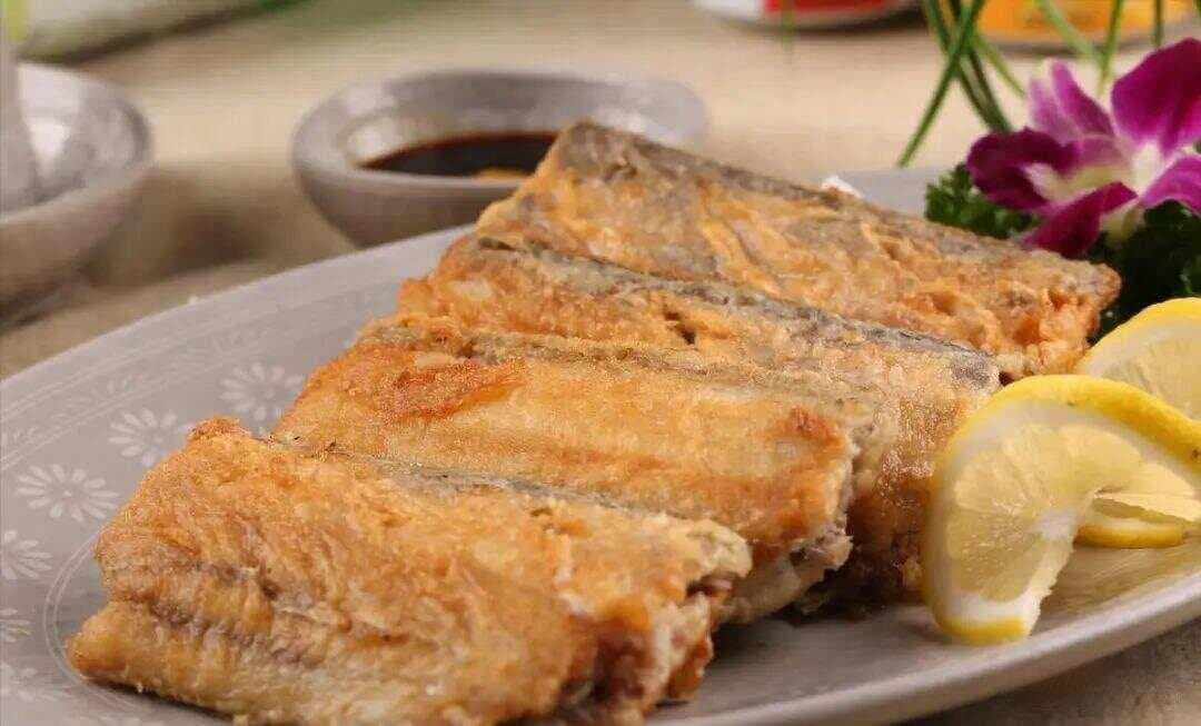 煎带鱼时，切记不要直接下锅，大厨教你多做2步，不粘锅不破皮