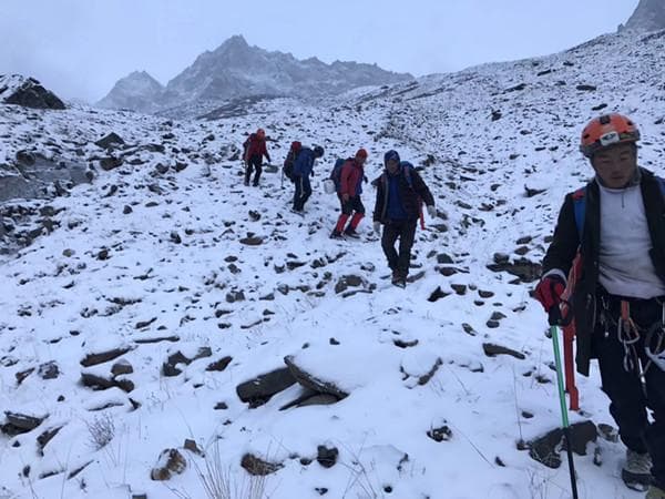 四姑娘山救援人员：将于7日凌晨再次出发 争取抬回遇难女生遗体