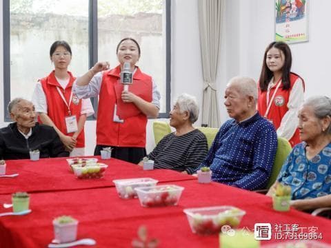 从剪纸到拼图：紫水街道手工项目点亮老人生活