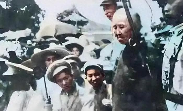50年双枪老太婆被枪毙前的照片，她一脸倔强，一副顽抗到底的模样