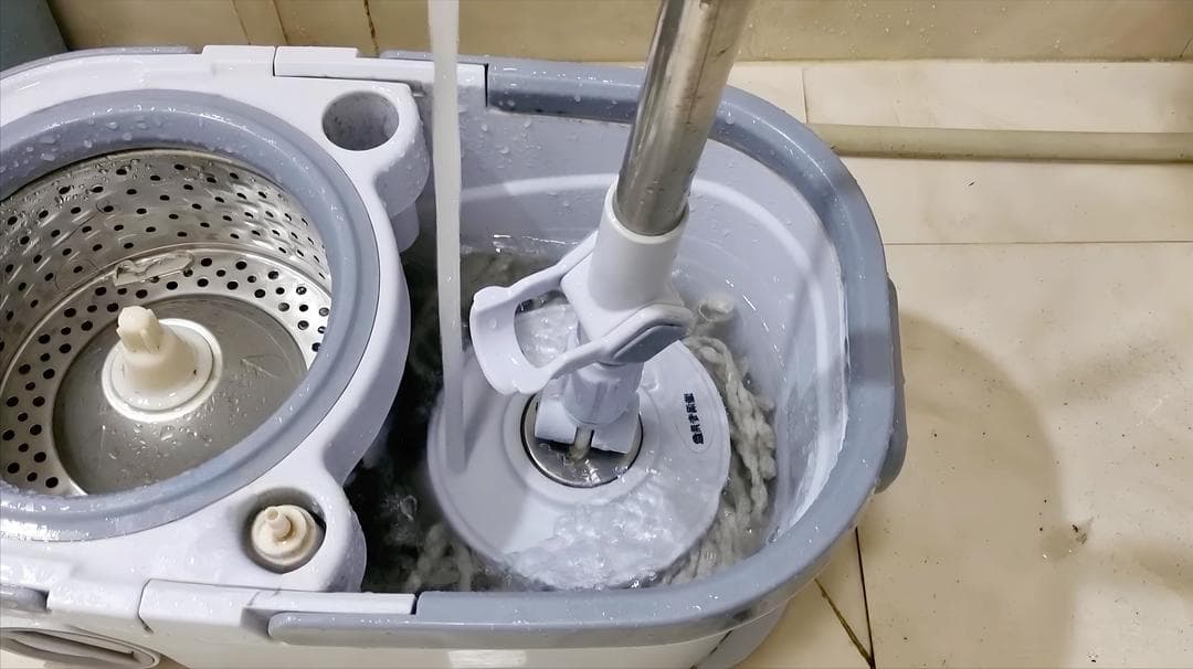 为什么入住不久的家，拖完地后会有股腥味？是什么原因所致？