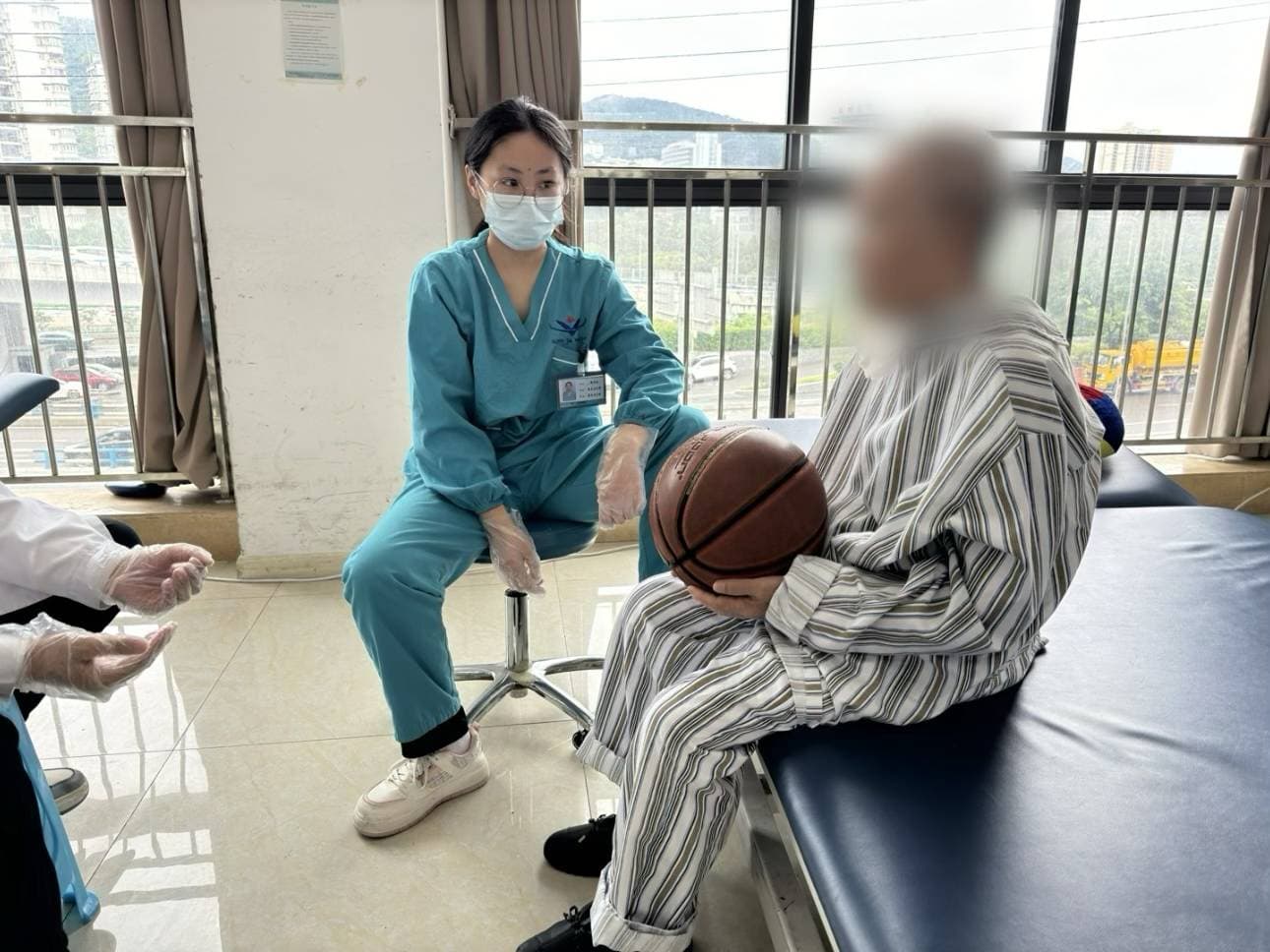 普通家庭照顾瘫痪病人怎么调整自己的负面情绪？