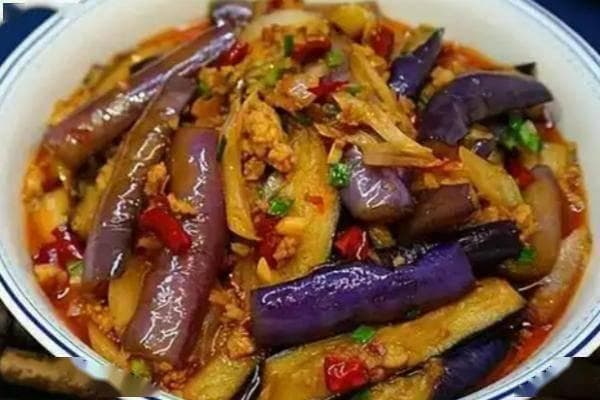 炒茄子，这道看似简单的家常菜，实则蕴含着无限的变化和可能