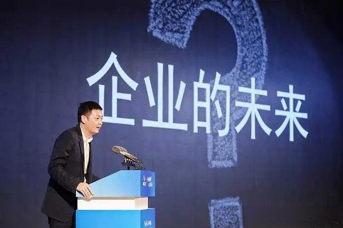 如何通过创新战略实现企业在竞争激烈市场中的突围？