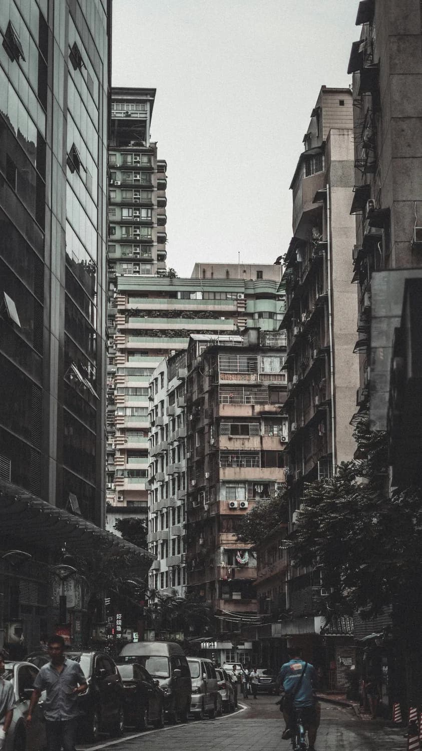 香港务工人员的生存挑战：高房价与低薪资