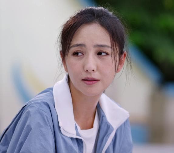 佟丽娅新作《春风化雨》热播，再掀追剧热潮