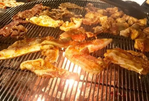 西昌火盆烧烤 “烤”出一个非遗｜西昌火盆烧烤，巴适得很！