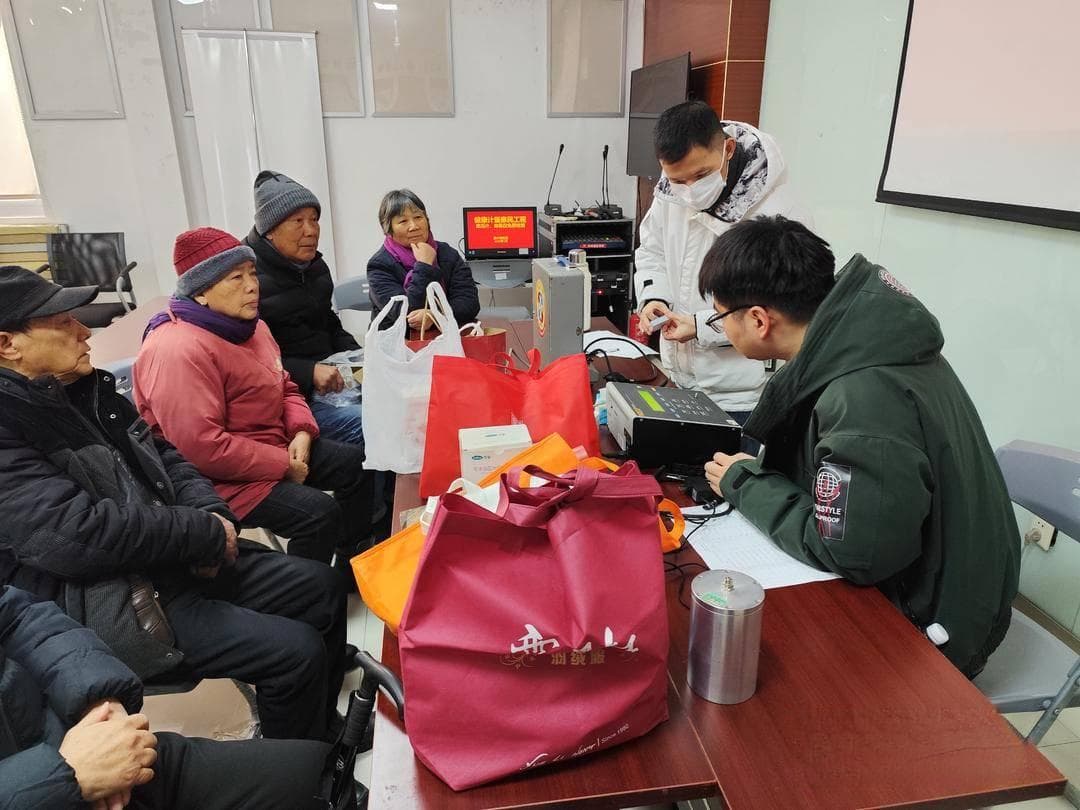 西大街社区开展血压计免费检测活动，守护居民健康