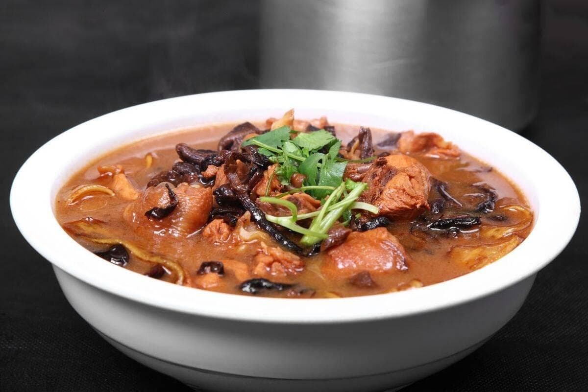 东北名菜“小鸡炖蘑菇”的家常做法，鸡肉软烂不柴，榛蘑鲜味十足