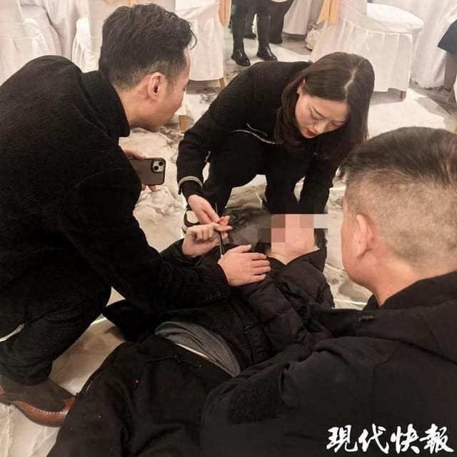 宴会上男子突发癫痫，隔壁桌护士出手急救