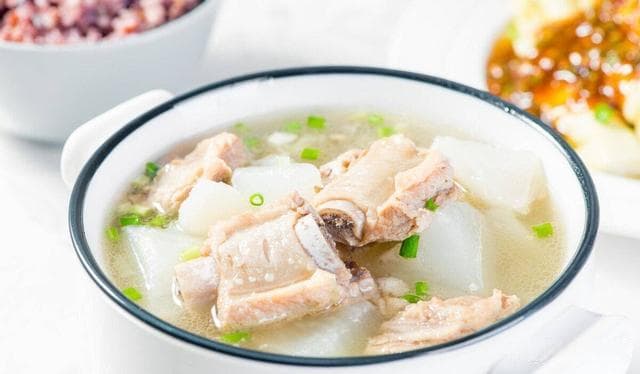 家常美味排骨萝卜汤，轻松烹制！