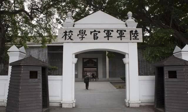 黄埔军校的首任校长是谁？他当了多长时间？