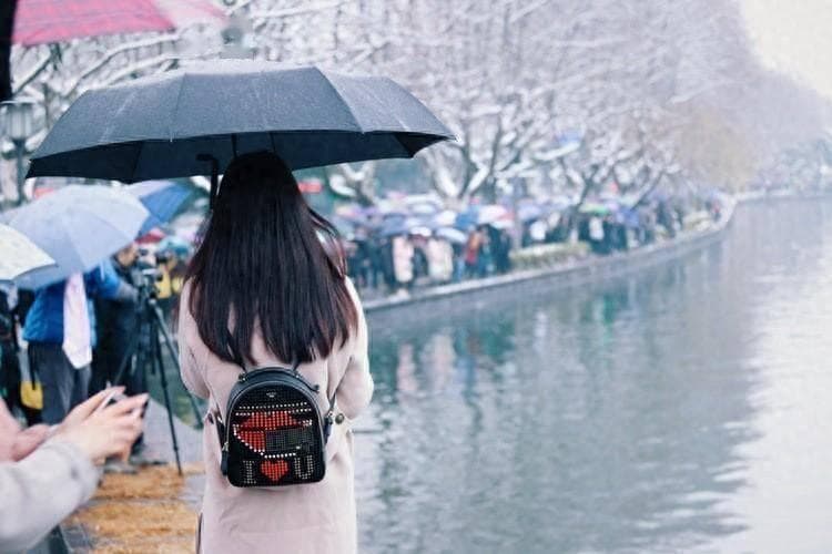 女人对你有意，就会主动发出这些信号