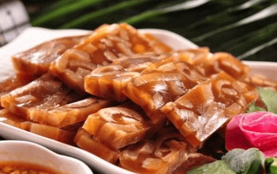 从焯水到炖煮：详解猪头焖子的传统制作工艺