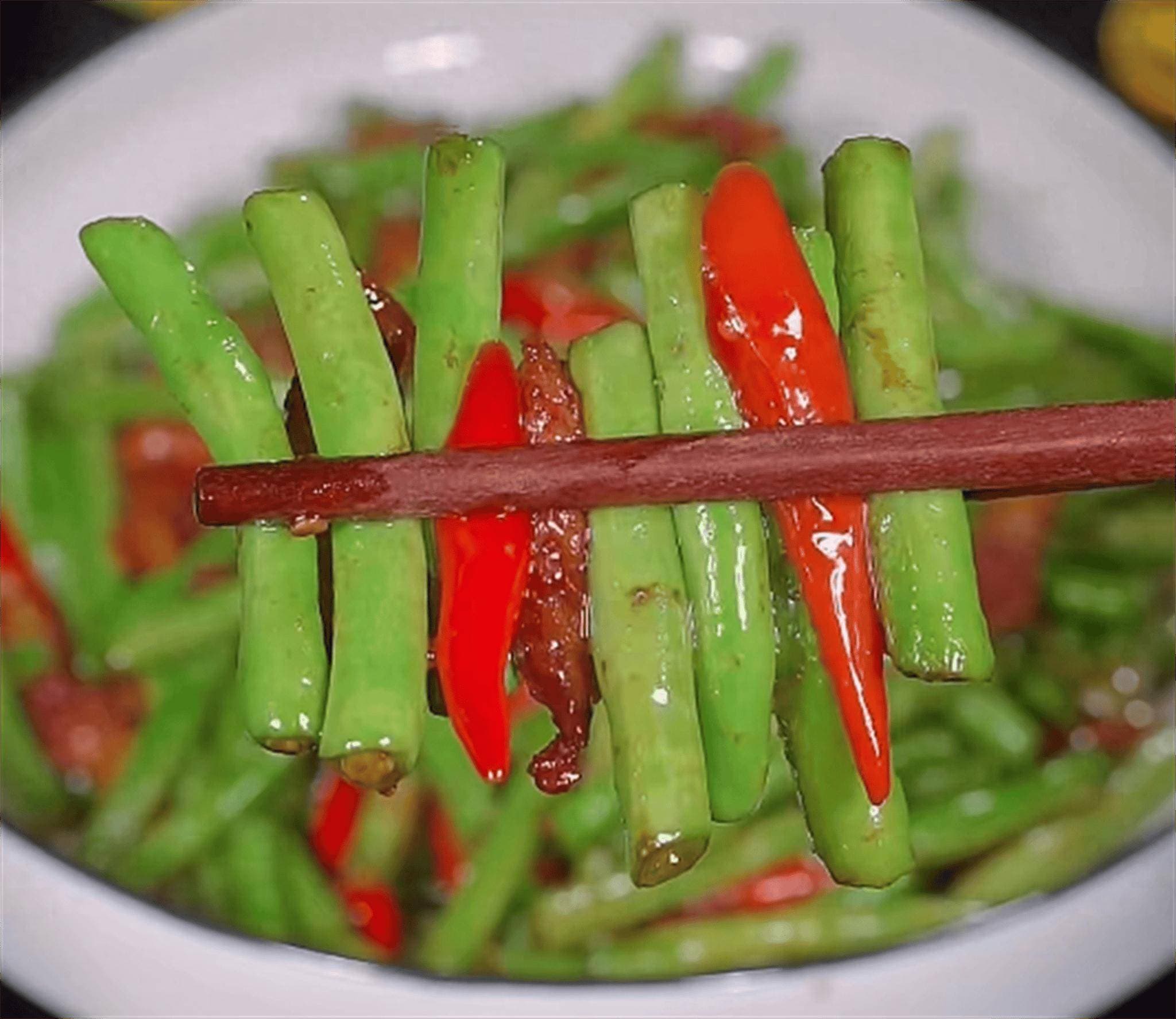 长豆角炒肉的家常做法：鲜嫩翠绿又入味