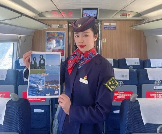 春运列车长的一天：8年坚守，用暖心服务温暖旅客回家路