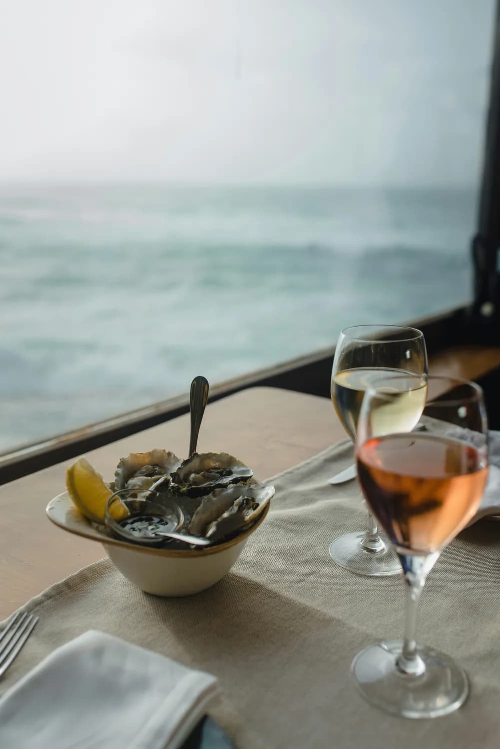 石浩强揭秘：海鲜配酒的健康风险与搭配指南