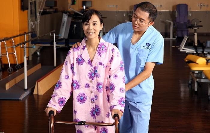 物理治疗：从运动功能评定到康复教育的全方位治疗体系