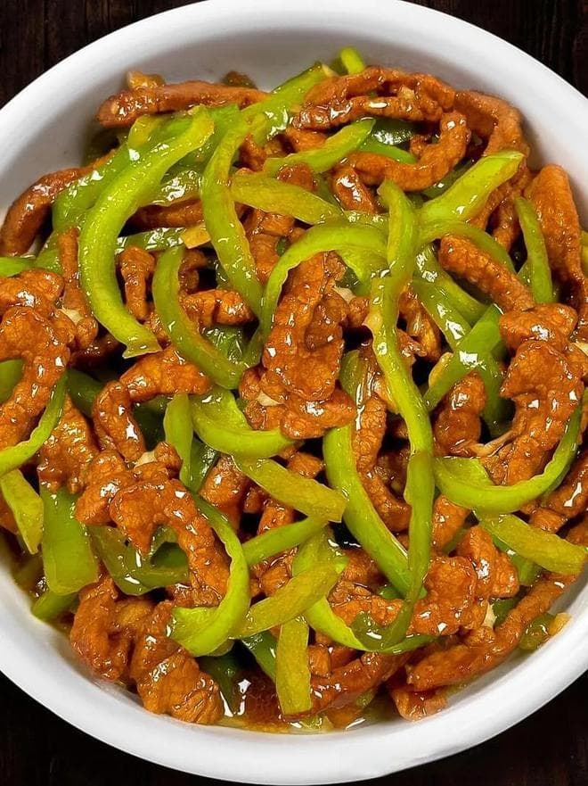 青椒炒肉丝，清新爽口