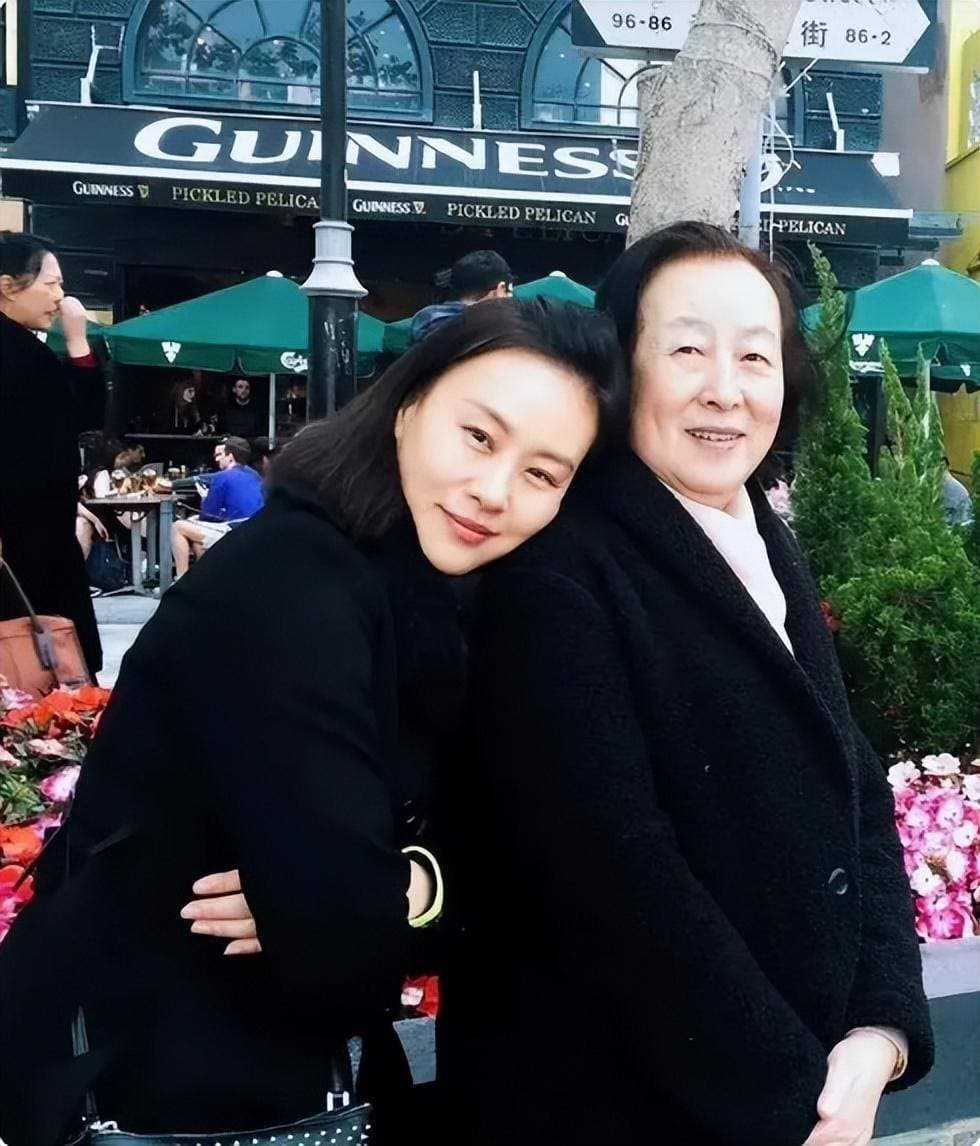红极一时的朱曼芳：为女儿邬君梅的婚姻担心，晚年照顾偏瘫丈夫