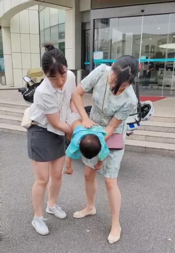 命悬一线！1岁男童突遭异物卡喉 江湾医护成功施救