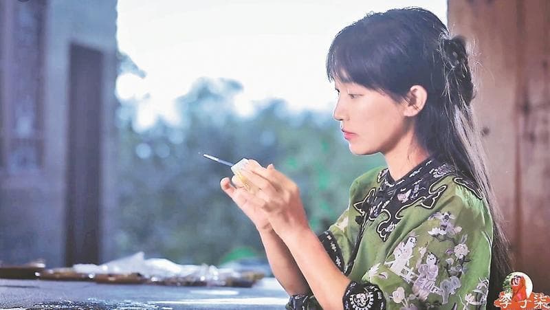 李子柒归来：从"大女主"到非遗传承人