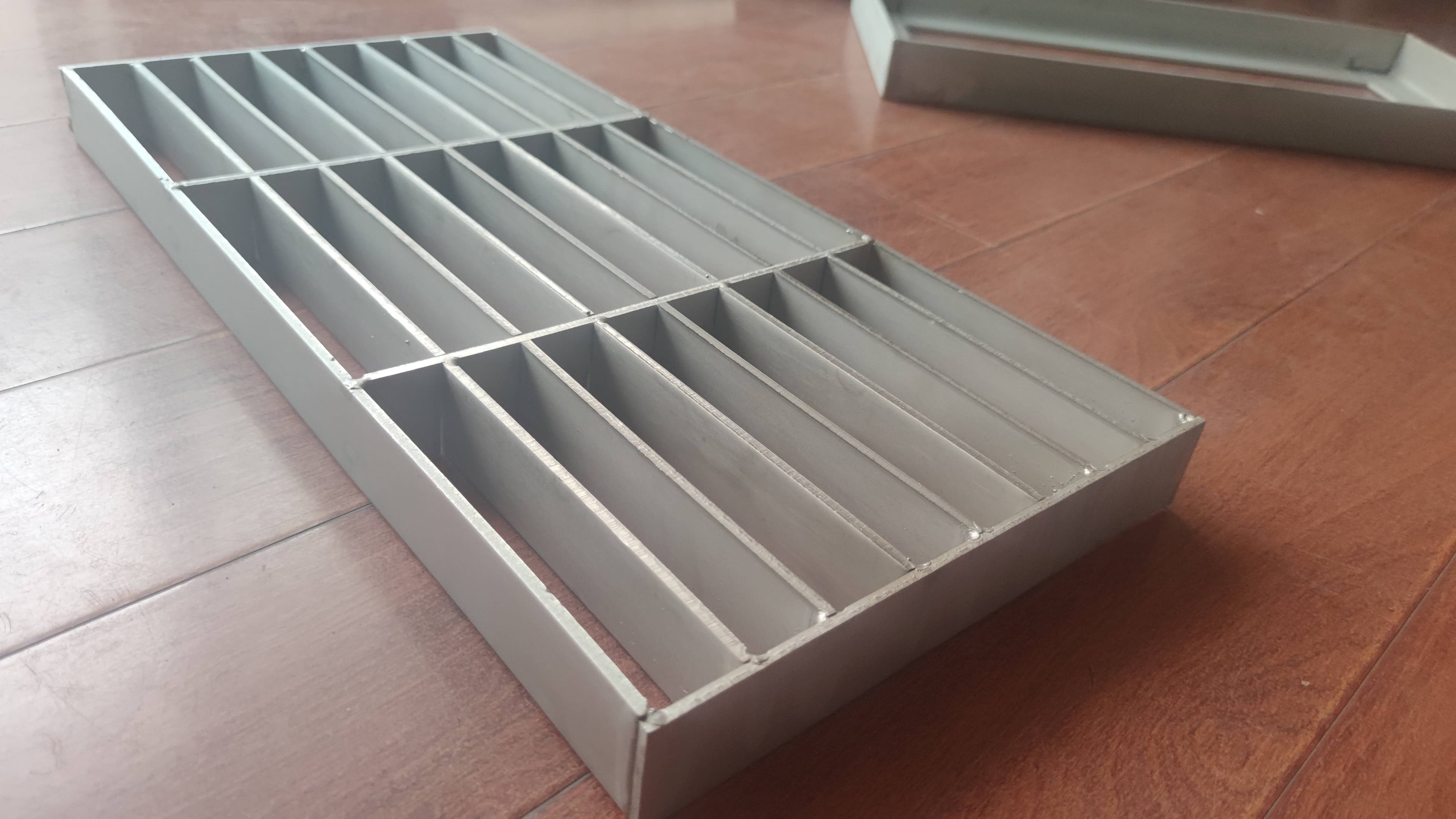检修马道的“质量保障”：掌握钢格栅和轻钢龙骨检修马道的制作工艺，确保安全