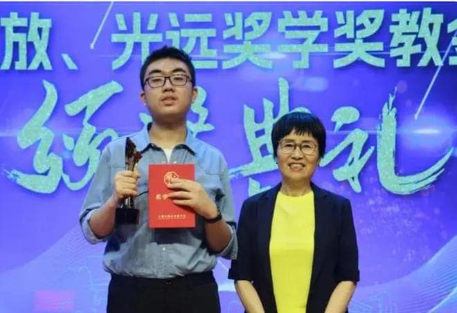 初中生邓乐言获阿里数学竞赛铜奖，列全球第19位，就读于上海中学