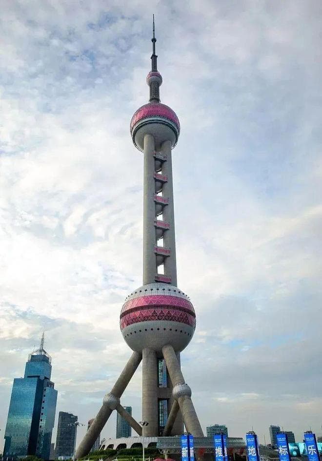 上海东方明珠广播电视塔：468米高，25层的城市地标