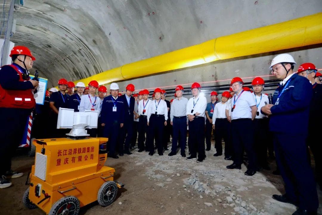 AI智能安全巡查机器人助力成渝中线高铁隧道建设