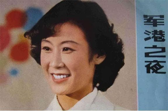 郭虹：凭《伪装者》火出圈，54岁仍单身，母亲是她坚强的后盾