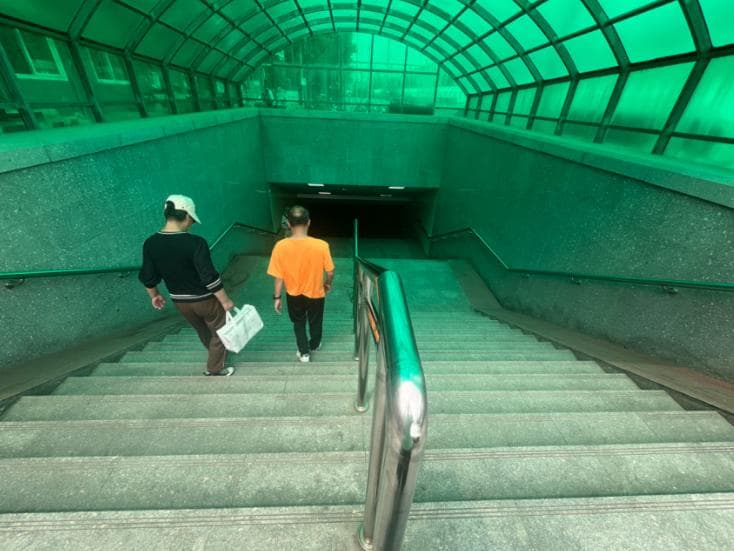 台阶多、没坡道、少扶手，部分地下通道老人走起来挺吃力