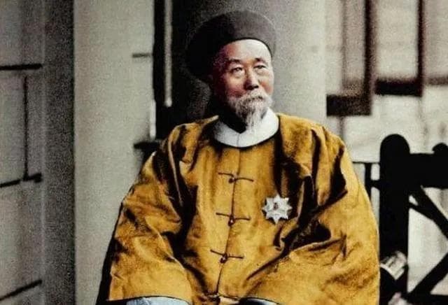 李鸿章对母亲说：把脚收一下，母亲：你爹都不嫌，你倒嫌弃上了