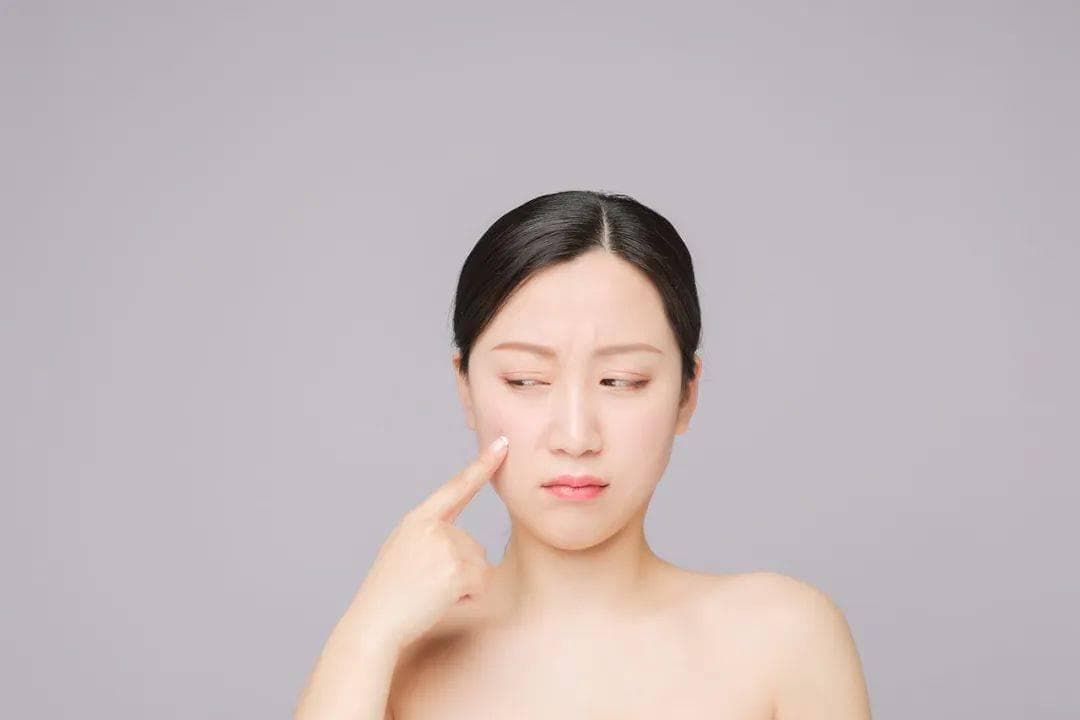 皮肤科医生之所以不主张挤痘痘，是因为确实有健康风险！