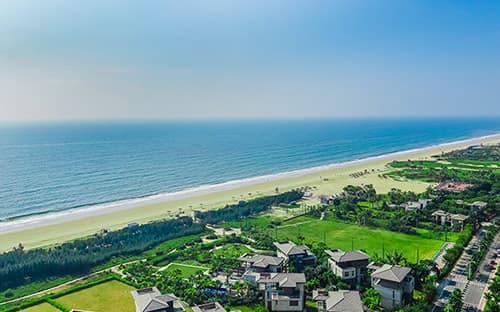 广东阳江海陵岛十里银滩：三面环山的黄金海岸