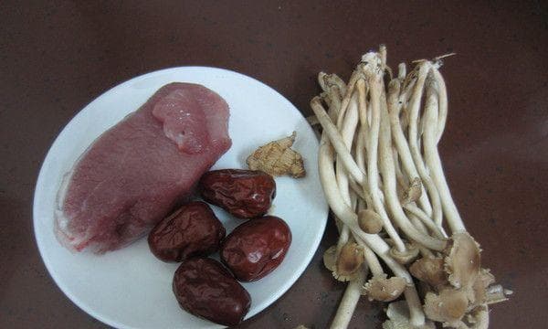 如何彻底清洗茶树菇（清洗茶树菇的步骤和技巧）