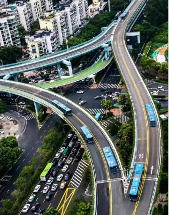 城市公共交通的迭代：BRT与地铁的发展与对比