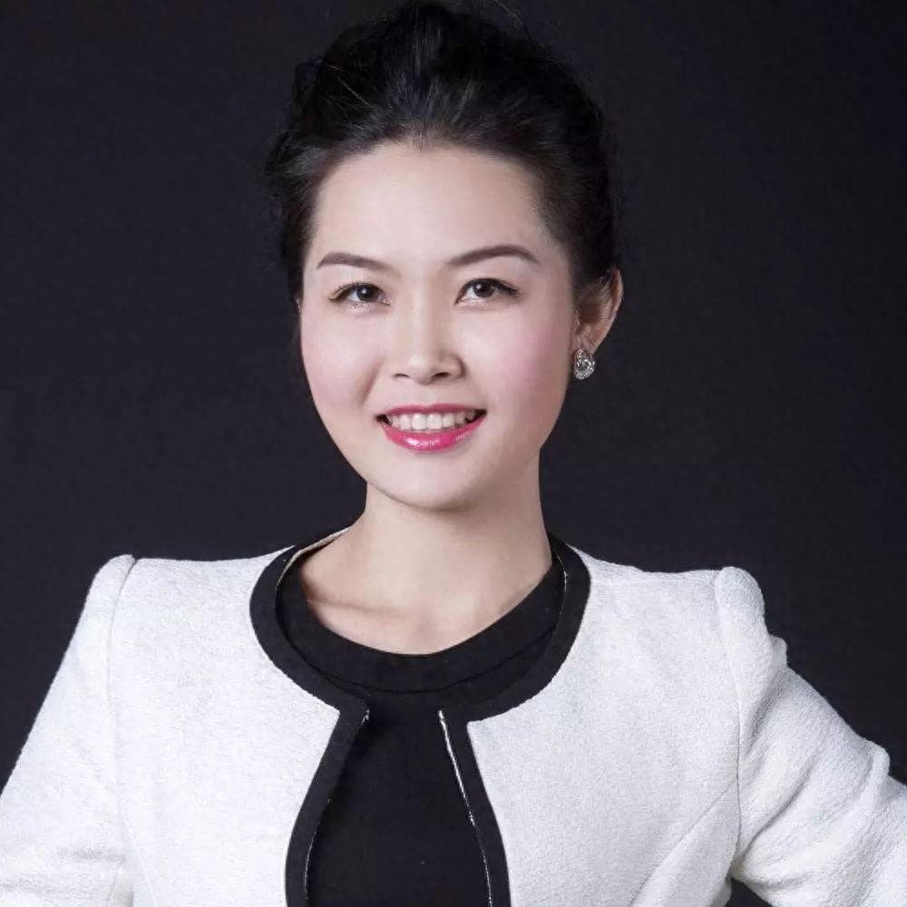海底捞首位女服务员杨丽娟：小学学历，17岁入职，42岁身价125亿